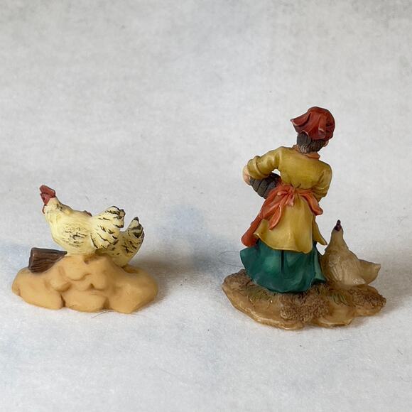 Grandeur Noel '01 Bethlehem Village (2 pcs) Hens & Woman O'Well Porcelain Resin - Picture 4 of 10